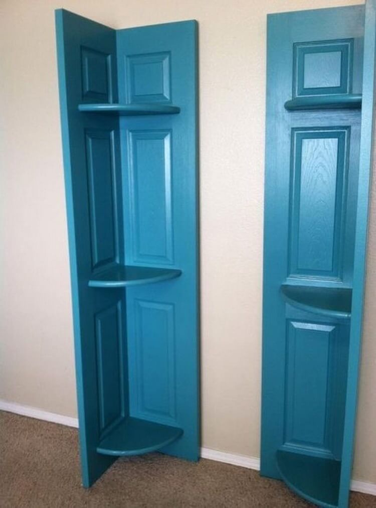 Как можно старым дверям. Переделать старую дверь. Переделка межкомнатных дверей. Шкаф из старых дверей. Перекраска старых шкафчиков дверей.